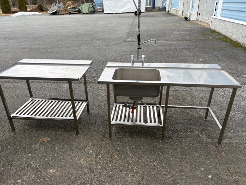 Esipesupöytä mitat: 1600 x 750 mm ja purkupöytä 1100 x 750 mm