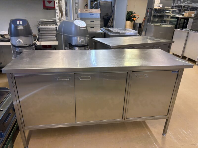 Mitat: 1650 x 620 mm