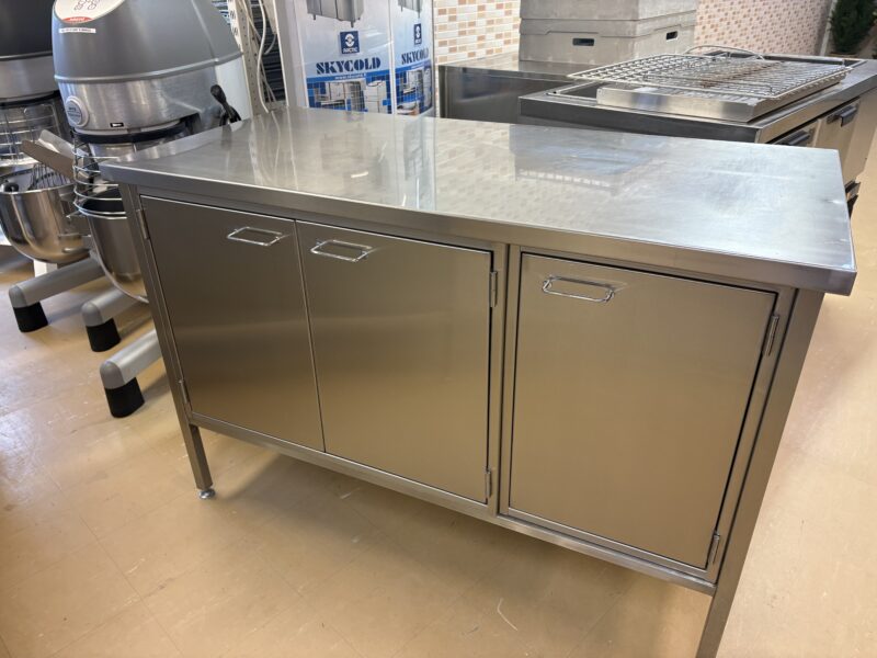 Mitat: 1300 x 620 mm