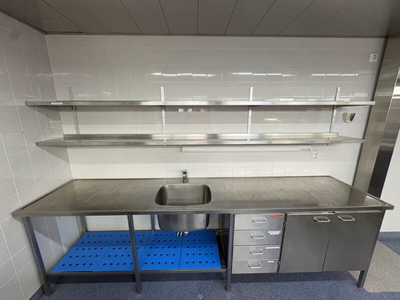 Mitat: 2910 x 620 x 870 mm