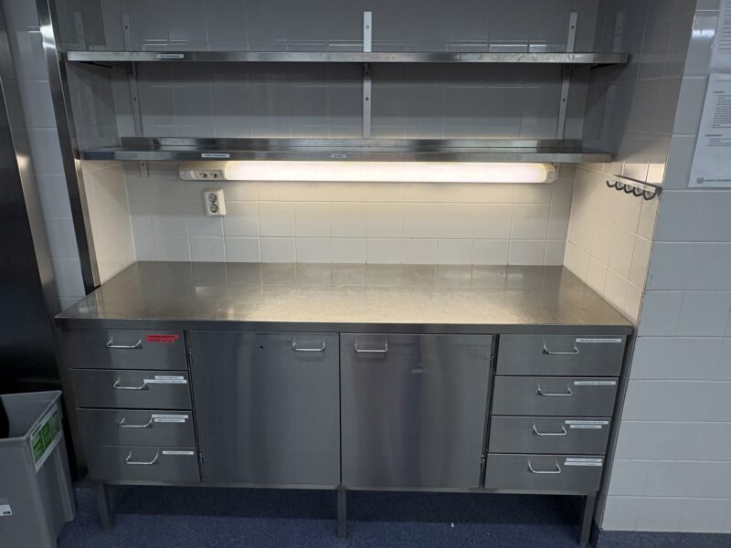 Mitat: 1800 x 620 x 880 mm