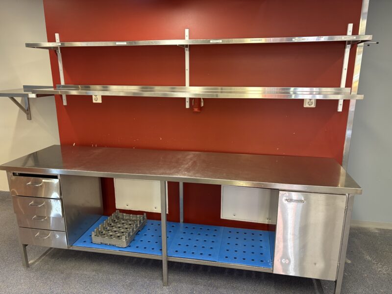 Mitat: 2400 x 620 x 870 mm