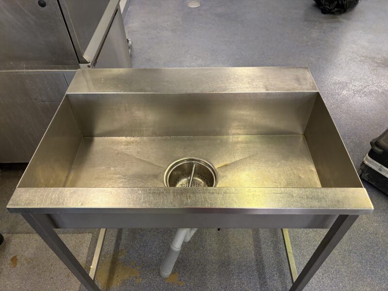 Mitat: 1000 x 700 x 900 mm