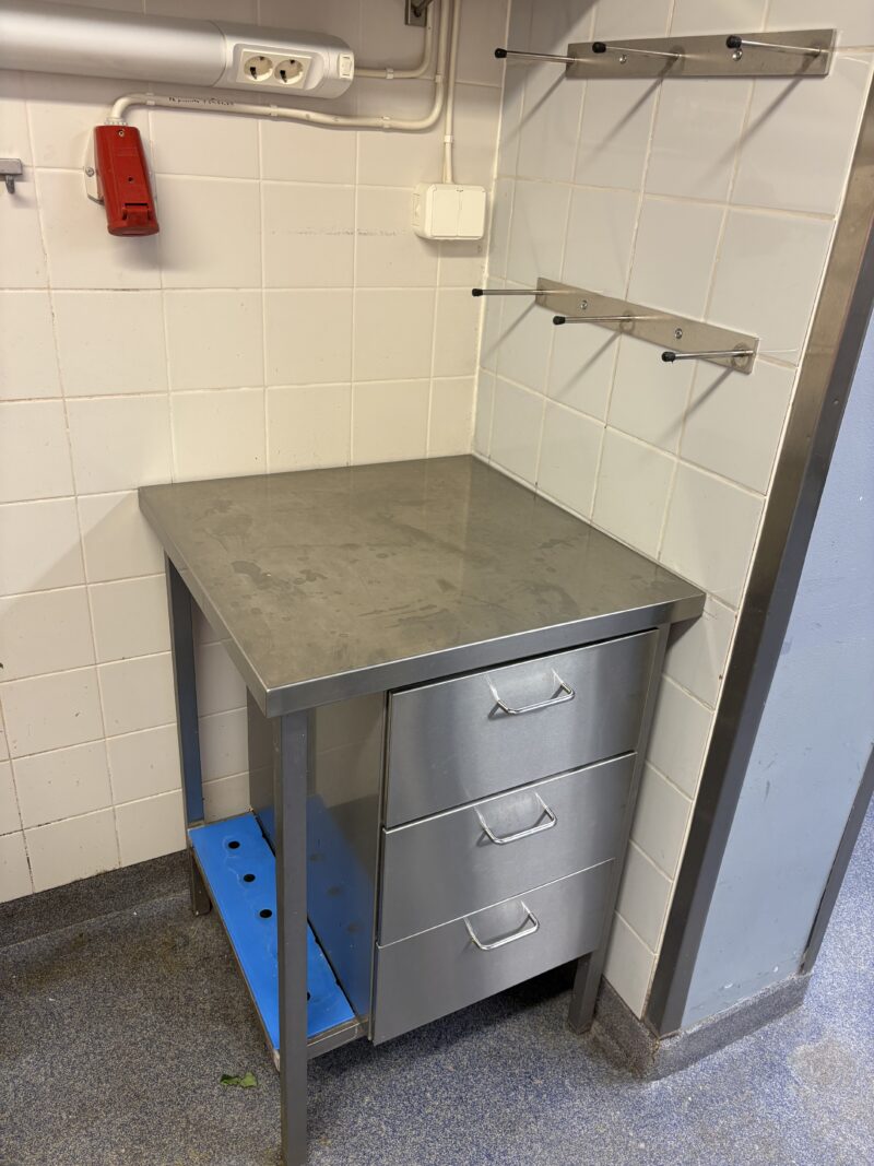 Mitat: 600 x 620 x 860 mm