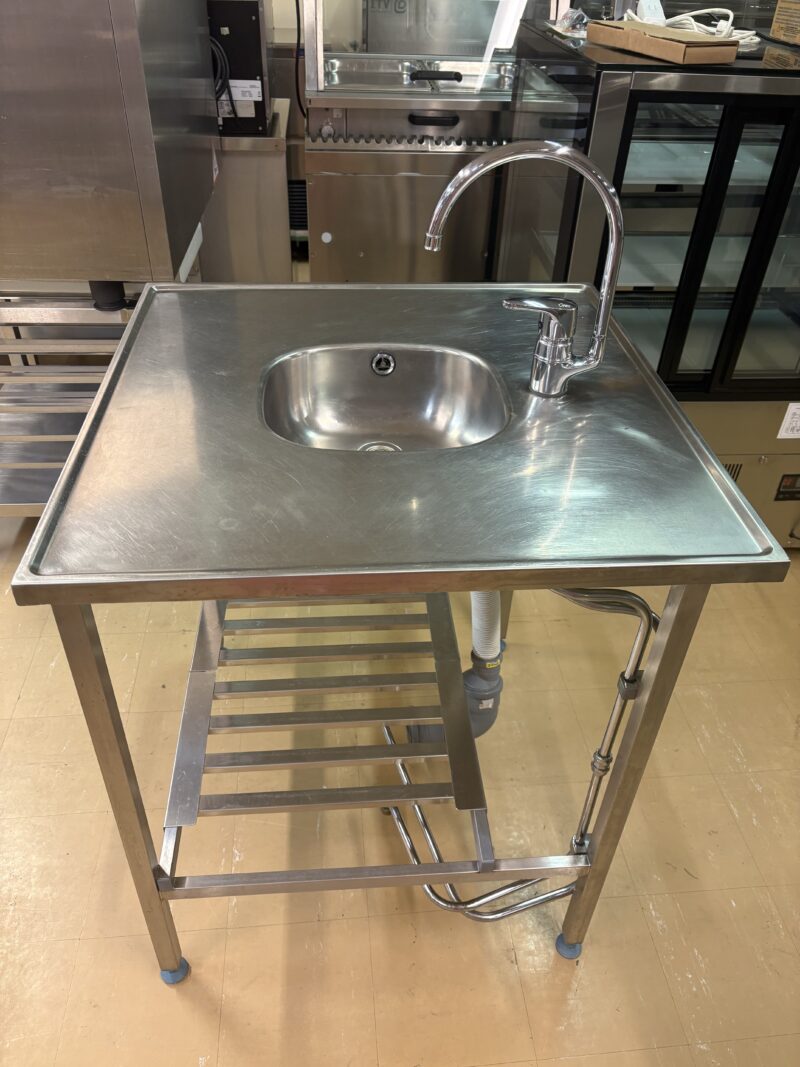 Mitat: 800 x 800 x 900 mm