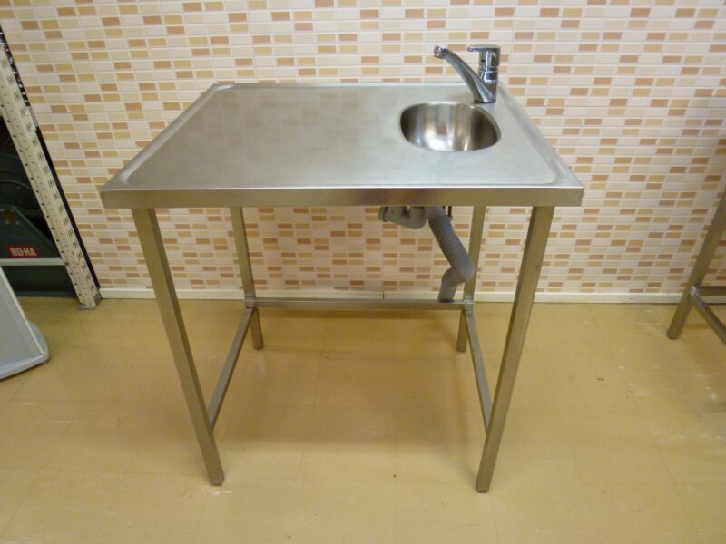 Mitat: 800 x 700 mm.