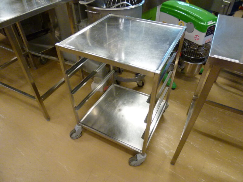 Mitat: 545 x 545 x 810 mm