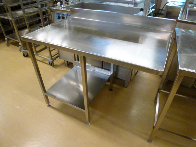 Mitat: 1100 x 700 x 870 mm