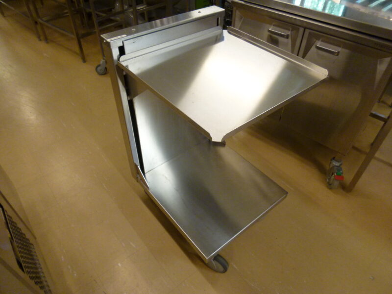 Mitat: 520 x 590 x 900 mm