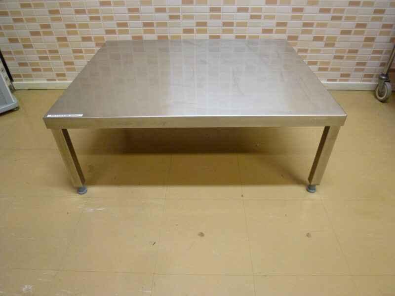 Mitat: 800 x 650 x 300