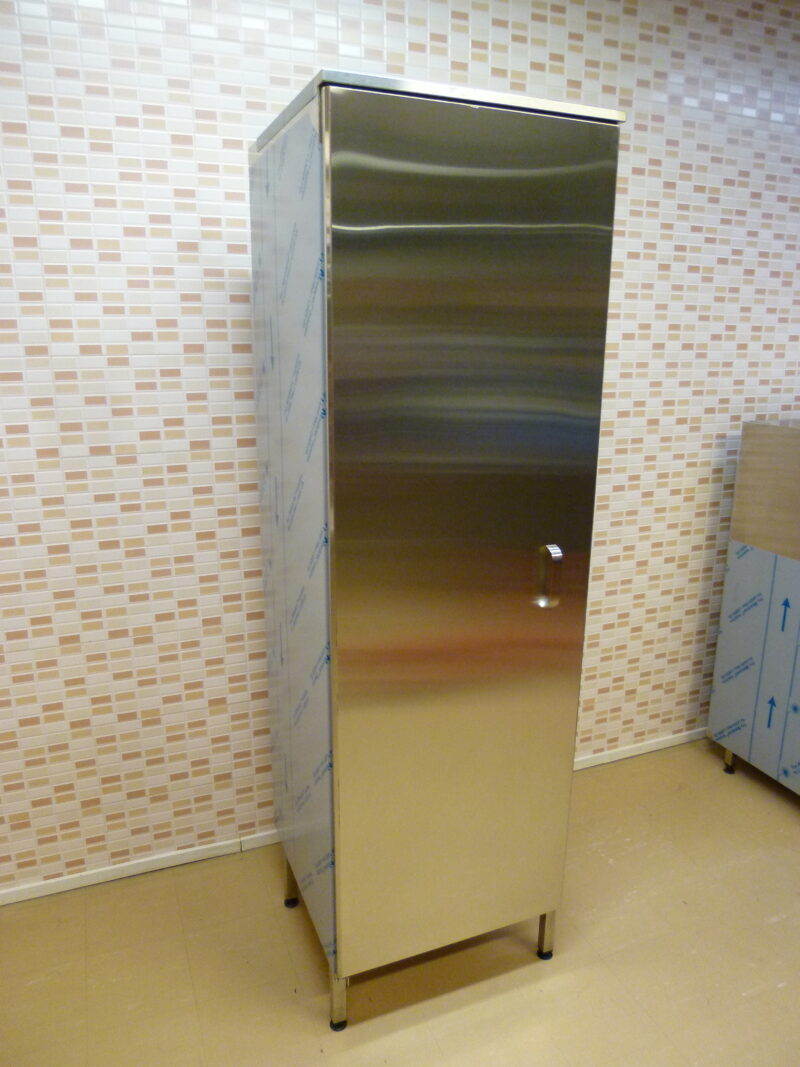 Mitat: 600 x 600 x 2000 mm