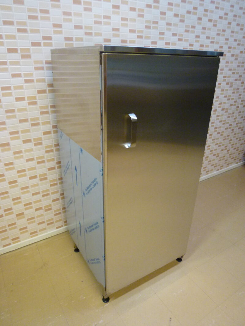 Mitat: 600 x 600 x 1300 mm.