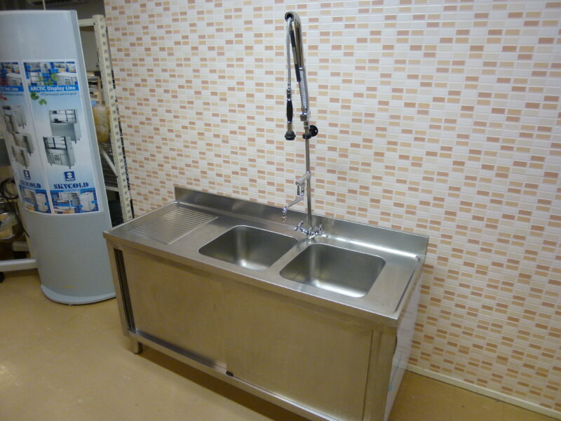 Mitat: 1600 x 600 x 860 mm