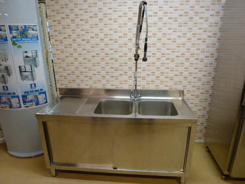 Mitat: 1600 x 600 x 860 mm