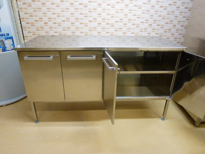 Mitat: 1600 x 650 x 900 mm