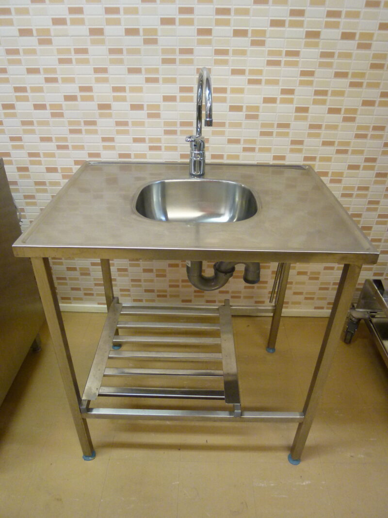 Mitat: 800 x 600 x 900 mm