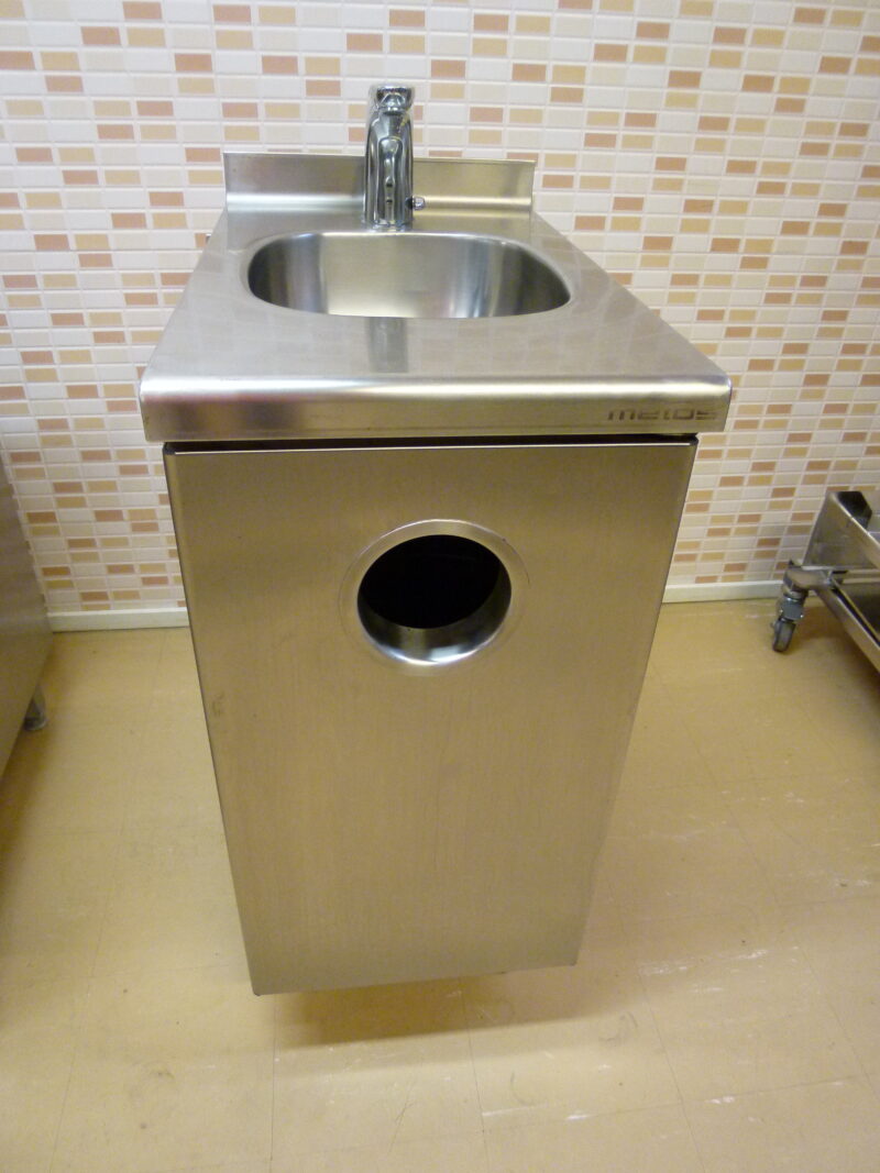 Mitat: 400 x 450 x 900 mm