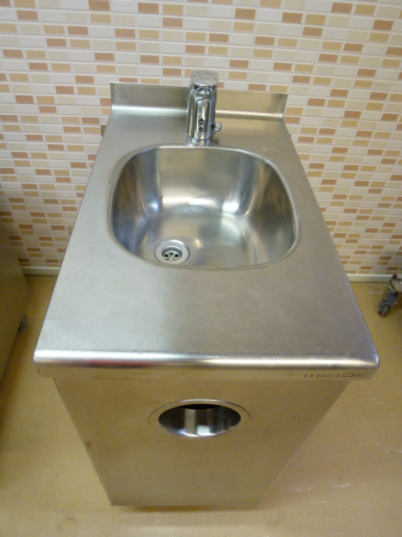 Mitat: 400 x 450 x 900 mm