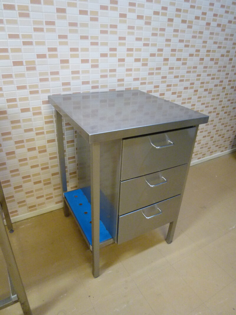 600 x 620 x 900 mm.
