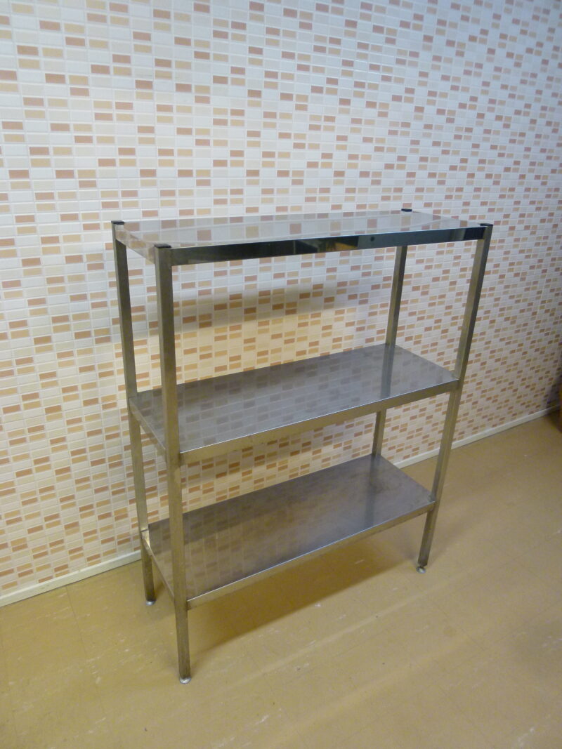 Mitat: 1100 x 400 x 1450 mm.