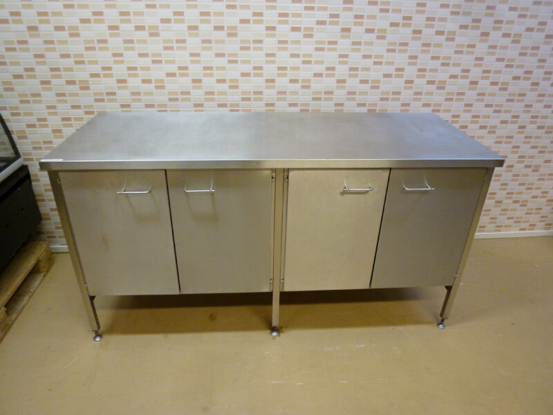 Mitat: 1700 x 650 x 900 mm