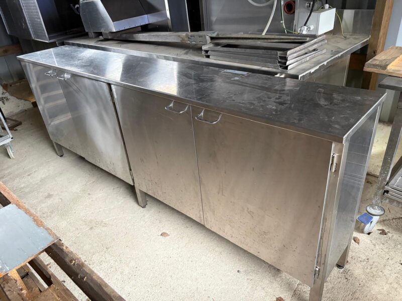 Mitat: 2400 x 400 mm