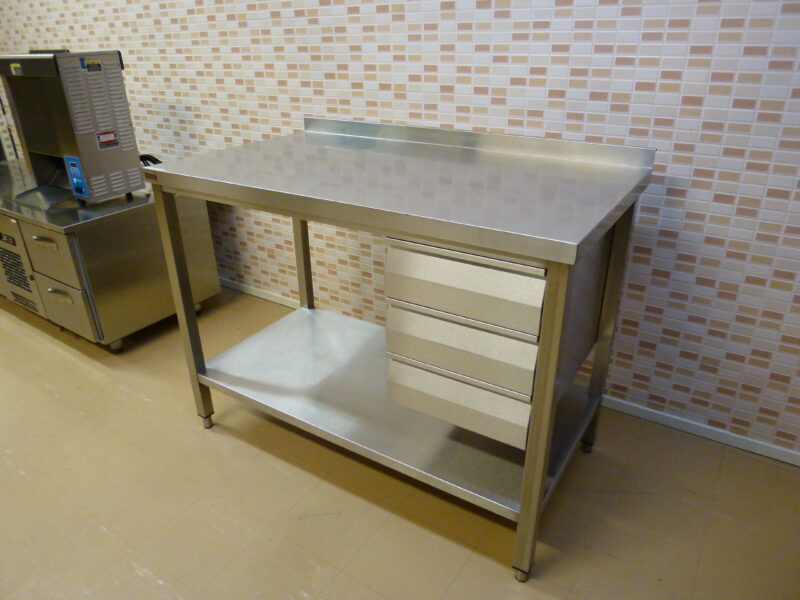 Mitat: 1200 x 680 x 900 mm