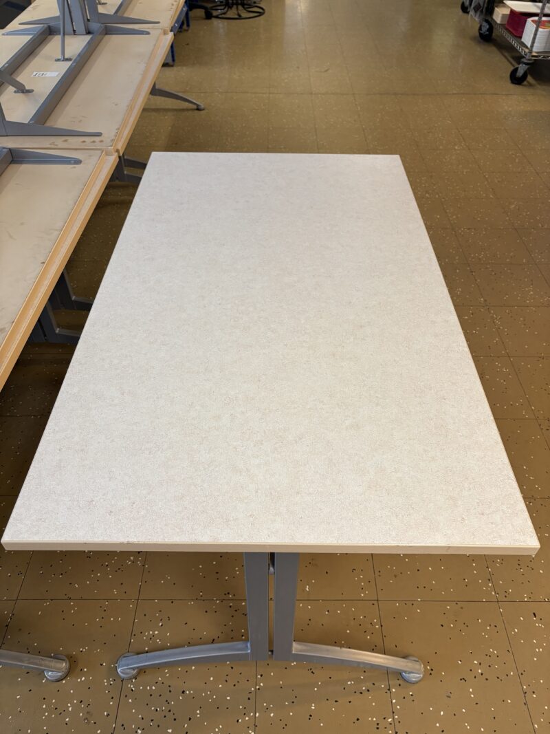 Kinnarps pöytiä 7 kpl