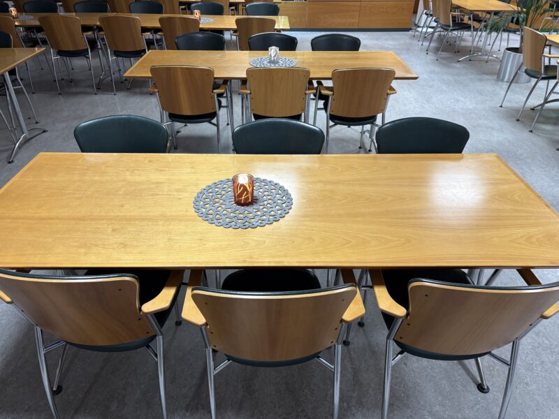 Tuoleja 133 kpl ja pöytiä 34 kpl